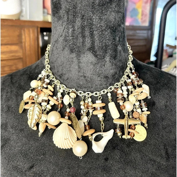 Shell choker necklace with gold tone chain. - Picture 1 of 3